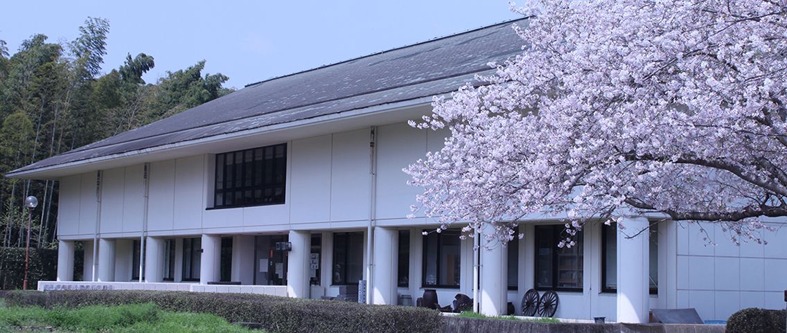 塚原古墳公園の中にある資料館